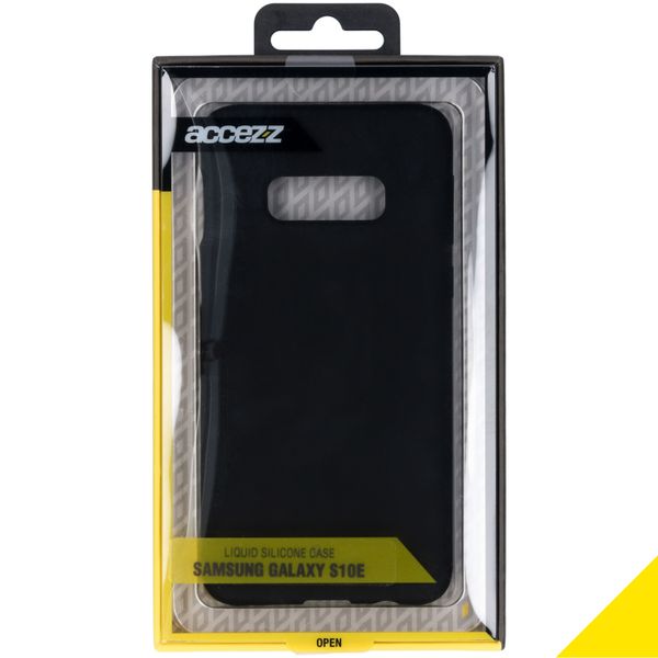 Accezz Liquid Silikoncase Samsung Galaxy S10e - Schwarz