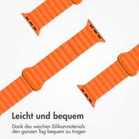 imoshion Magnetisches Silikonarmband für das  Apple Watch Series 1 t/m 11 / SE / Ultra (44/45/46/49 mm) - Oranje & Zwart / Orange & Black