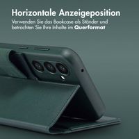 Accezz 2-in-1 Klapphülle aus Leder mit MagSafe für das Samsung Galaxy S24 Plus - Cedar Green