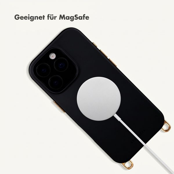 Selencia Rivièra MagSafe Backcover mit abnehmbaren Haken für das Apple iPhone 16 Pro - Velvet Black + Sleek Chain Handykette - Gold