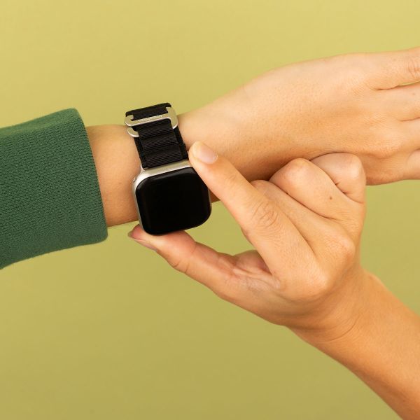 imoshion Nylon Alpine Armband für das  Apple Watch Series 1 t/m 9 / SE (38/40/41 mm) | Series 10 / 11 (42 mm) - Schwarz