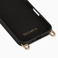 Selencia Rivièra MagSafe Backcover mit abnehmbaren Haken für das Apple iPhone 16 - Velvet Black + Sleek Chain (130 cm) - Gold
