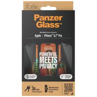 PanzerGlass Ultra Wide Fit Antibakterieller Screen Protector mit Sichtschutz inkl. Applikator für das iPhone 15 Pro Max