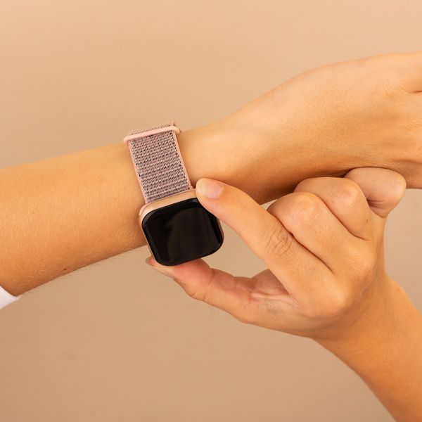 imoshion Nylonarmband für das  Apple Watch Series 1 t/m 9 / SE (38/40/41 mm) | Series 10 / 11 (42 mm) - Sand Pink