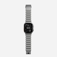 Nomad Stratos Armband für Apple Watch | 44/45/46/49 mm - Forest Green / Natural Titanium