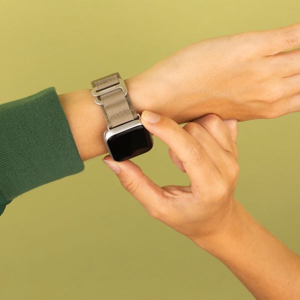 imoshion Nylon-Armband Alpine für die Apple Watch Series 1 bis 9 / SE (38/40/41 mm) | Series 10 (42 mm) - Olive