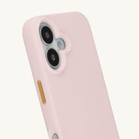 Selencia Rivièra MagSafe Backcover mit abnehmbaren Haken für das Apple iPhone 16 - Sorbet Pink + Chain Charm - Silver
