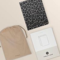 Selencia Sabi Klapphülle mit Leopardenmuster Apple iPad Air 11 Zoll (2025) M3 / (2024) M2 / Air 5 (2022) / Air 4 (2020) - Midnight Black