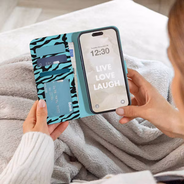 imoshion ﻿Design Klapphülle für das Apple iPhone SE (2022 / 2020) / 8 / 7 / 6(s) - Black Blue Stripes