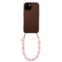 Selencia Rivièra MagSafe Backcover mit abnehmbaren Haken für das Apple iPhone 15 - Choco Brown + Satin Crush Handykette - Cosmic Candy