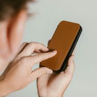 Nomad Modern Leather Folio Klapphülle Apple iPhone 16 Pro Max - English Tan