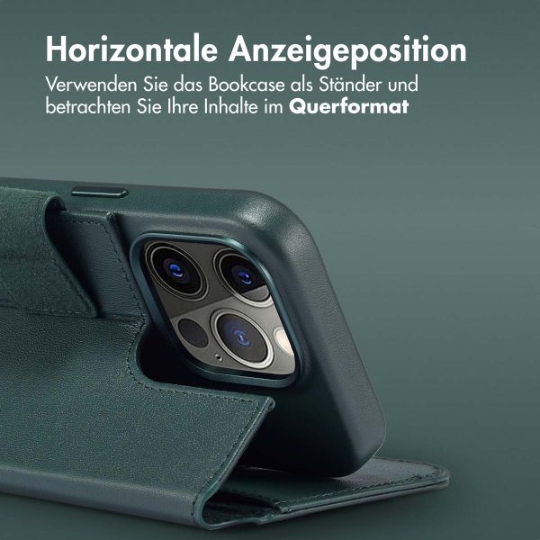 Accezz 2-in-1 Klapphülle aus Leder mit MagSafe für das iPhone 15 Pro - Cedar Green