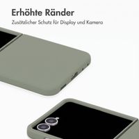 Accezz Liquid Silikoncase mit MagSafe Samsung Galaxy Z Flip 8 - Cooper Green