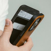 Nomad Modern Leather Folio Klapphülle für das iPhone 16 Pro Max - English Tan