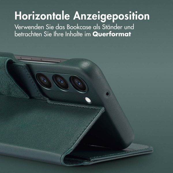 Accezz 2-in-1 Klapphülle aus Leder mit MagSafe für das Samsung Galaxy S23 - Cedar Green