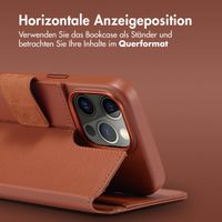 Accezz 2-in-1 Klapphülle aus Leder mit MagSafe für das iPhone 15 Pro Max - Sienna Brown