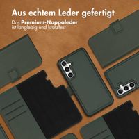 Accezz Premium Leather 2 in 1 Wallet Bookcase für das Samsung Galaxy S23 FE - Grün