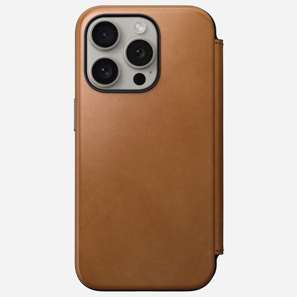 Nomad Modern Leather Folio Klapphülle für das iPhone 15 Pro - English Tan