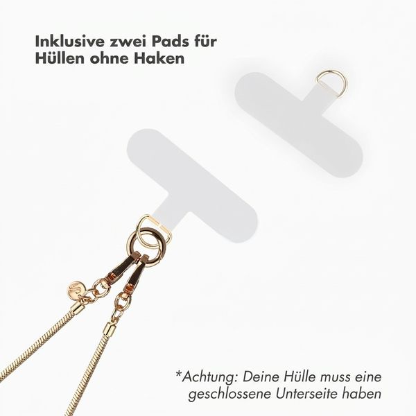 Selencia Rivièra MagSafe Backcover mit abnehmbaren Haken für das Apple iPhone 17 Pro - Velvet Black + Sleek Chain (130 cm) - Gold
