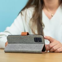 imoshion Luxuriöse Canvas-Klapphülle Samsung Galaxy A21s - Grau