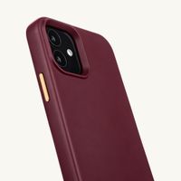 Selencia Rivièra Backcover mit MagSafe mit abnehmbaren Haken iPhone 12 / 12 Pro - Bold Burgundy