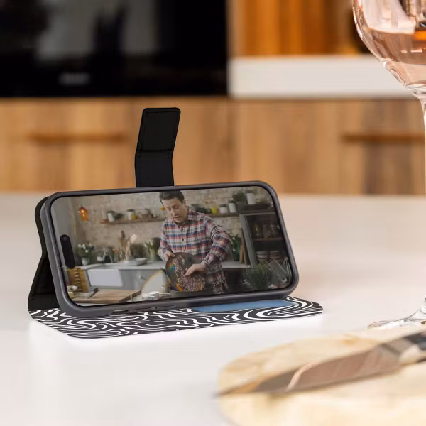 imoshion ﻿Design Klapphülle für das Apple iPhone SE (2022 / 2020) / 8 / 7 / 6(s) - Black And White
