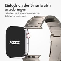 Accezz Mattes Titanstahlarmband für die Apple Watch Series 1 bis 9 / SE (38/40/41 mm) | Series 10 (42 mm) - Titan