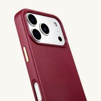 Selencia Rivièra Backcover mit MagSafe mit abnehmbaren Haken Apple iPhone 17 Pro Max - Bold Burgundy