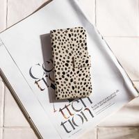 imoshion ﻿Design Klapphülle für das Apple iPhone SE (2022 / 2020) / 8 / 7 / 6(s) - Black And White Dots