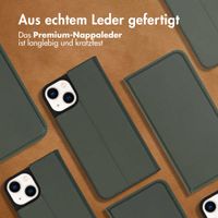 Accezz Premium Leather Slim Klapphülle für das iPhone 14 - Grün