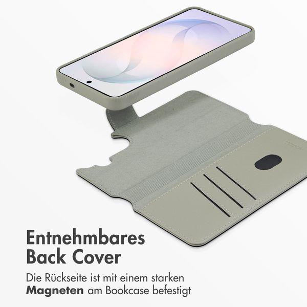 Accezz 2-in-1 Klapphülle aus Leder mit MagSafe Samsung Galaxy S26 - Light Grey