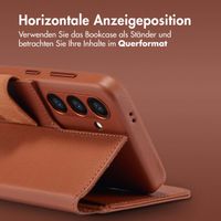 Accezz 2-in-1 Klapphülle aus Leder mit MagSafe für das Samsung Galaxy S24 - Sienna Brown