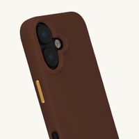 Selencia Rivièra Backcover mit MagSafe mit abnehmbaren Haken Apple iPhone 16 - Choco Brown