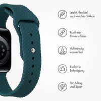 imoshion Geflochtenes Silikonarmband für die Apple Watch Series 1 bis 10 / SE / Ultra (2) (44/45/46/49 mm) - Dunkelgrün