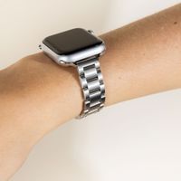 Selencia Slim Stahlgliederarmband für die Apple Watch Series 1 bis 9 / SE (38/40/41 mm) | Series 10 (42 mm) - Silber