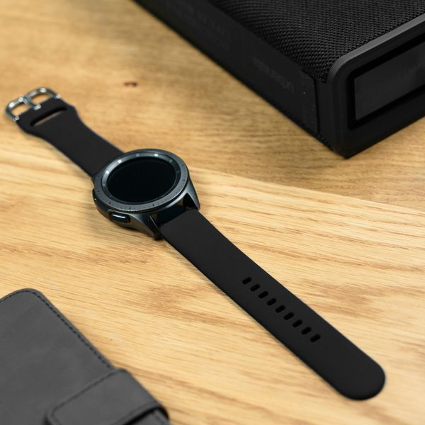 imoshion Silikonband für das  Samsung Galaxy Watch 4 / 5 / 6 / 7 / FE (20 mm) - Schwarz
