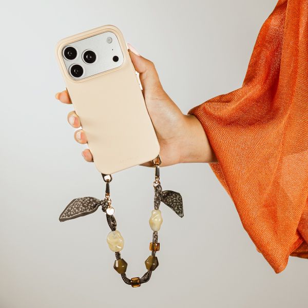 Selencia Rivièra MagSafe Backcover mit abnehmbaren Haken für das Apple iPhone 16 Pro - Milky Latte + Satin Stone Handykette - Brown
