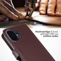Selencia Echtleder Klapphülle für das Apple iPhone 16 - Braun