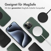 Accezz MagSafe Leather Backcover für das iPhone 15 Pro - Cedar Green