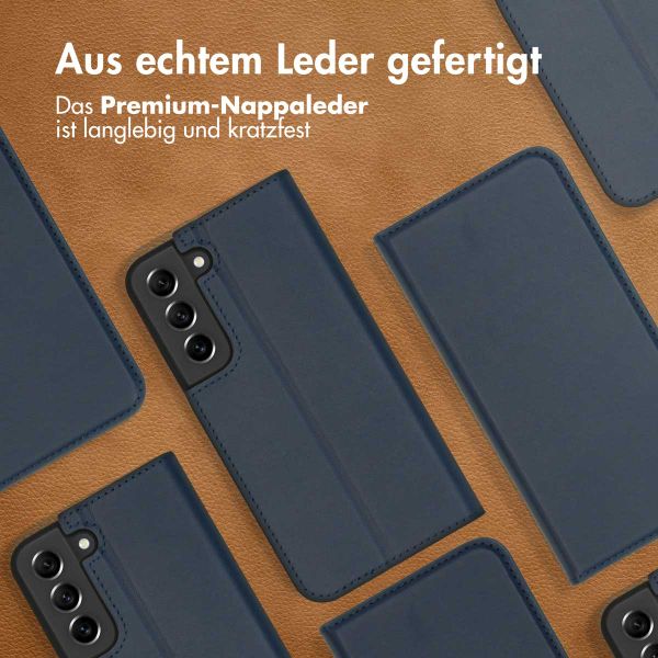 Accezz Premium Leather Slim Klapphülle für das Samsung Galaxy S22 - Dunkelblau