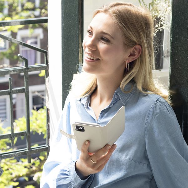 Selencia Echtleder Klapphülle Samsung Galaxy S21 Plus - Greige