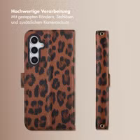 Selencia Sabi Klapphülle mit Leopardenmuster Samsung Galaxy A36 / A56 - Mocha Brown