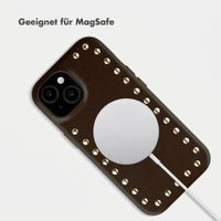 Selencia Studs Backcover mit MagSafe Apple iPhone 15 - Cacao Crush