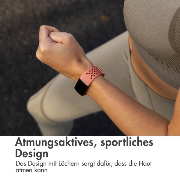 imoshion Silikon Sportarmband mit Löchern für die Fitbit Charge 5 / Charge 6 - Pfirsich