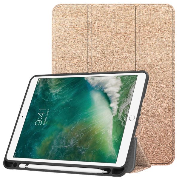 imoshion Trifold Klapphülle Apple iPad 6 (2018) 9.7 Zoll / iPad 5 (2017) 9.7 Zoll / Air 2 (2014)/Air 1 (2013) - Rosé gold