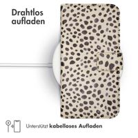 imoshion ﻿Design Klapphülle für das Apple iPhone SE (2022 / 2020) / 8 / 7 / 6(s) - Black And White Dots