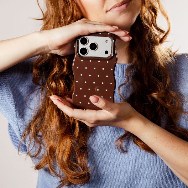 Selencia Vivid Wavy Backcover mit MagSafe Samsung Galaxy A37 (5G) - Happy Dots Chocolate