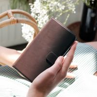 Selencia Echtleder Klapphülle Apple iPhone 12 (Pro) - Braun