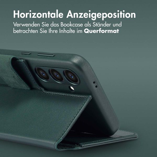 Accezz 2-in-1 Klapphülle aus Leder mit MagSafe für das Samsung Galaxy S23 FE - Cedar Green