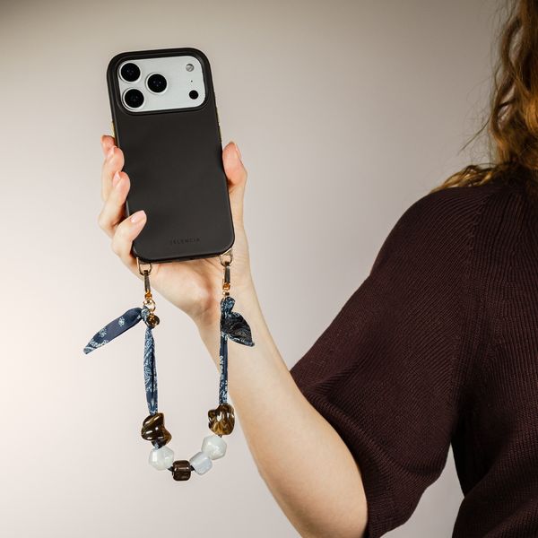 Selencia Rivièra Backcover mit MagSafe mit abnehmbaren Haken Apple iPhone SE (2022 / 2020) / 8 / 7 - Velvet Black